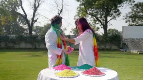 Ινδή Που Βάζει Χρώματα Στον Άντρα Της Τον Κούρτα — Αρχείο Βίντεο