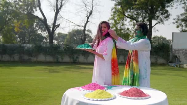 Indian Man Silently Put Colors His Wife Holi — Stok video