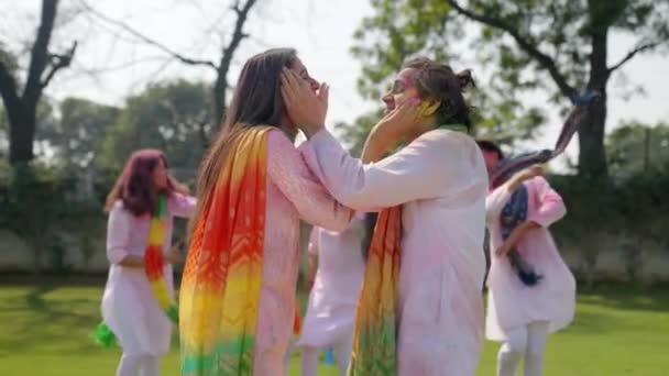 Индийская Пара Наслаждается Танцует Вечеринке Холи — стоковое видео