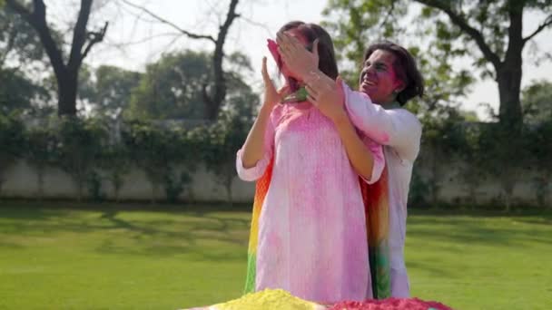 Ινδιάνος Έβαλε Χρώματα Στο Πρόσωπο Της Γυναίκας Του Από Πίσω — Αρχείο Βίντεο