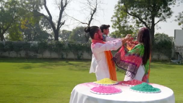 Индийские Мужчины Играют Холи Своими Партнерами — стоковое видео