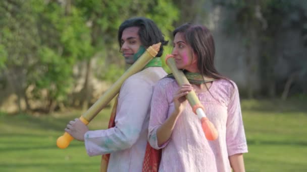 Индийская Пара Позирует Водяным Пистолетом Фестивале Холи — стоковое видео