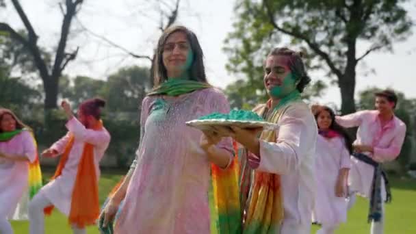 Индийская Пара Танцует Вечеринке Холи — стоковое видео