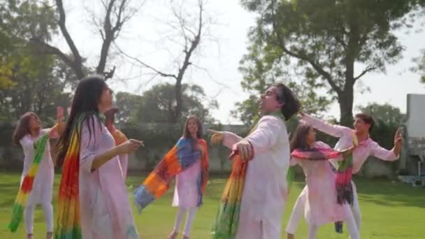 Индийцы Празднуют Праздник Холи Парке — стоковое видео