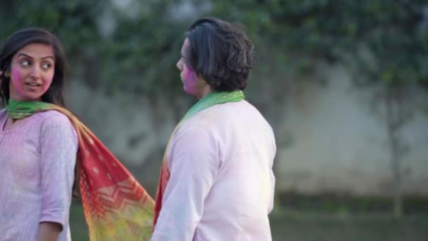 Ρομαντικές Ινδιάνικες Αγκαλιές Ζευγάρι Ένα Πάρτι Holi — Αρχείο Βίντεο
