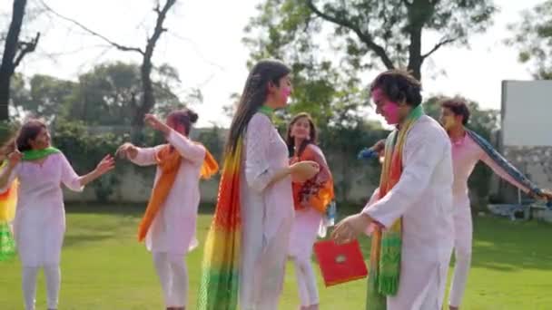 Indian Man Surprises His Wife Gift Holi Party — Stok video