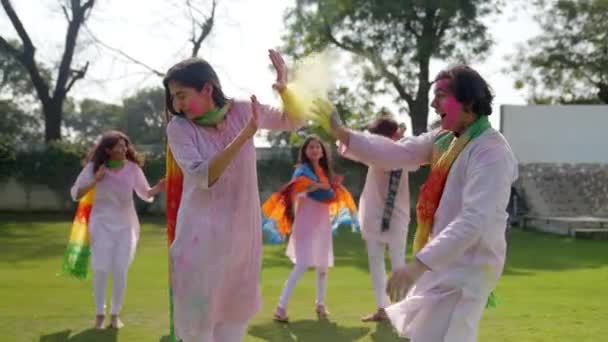 Indian Man Throwing Color His Wife Holi Event — Stockvideo