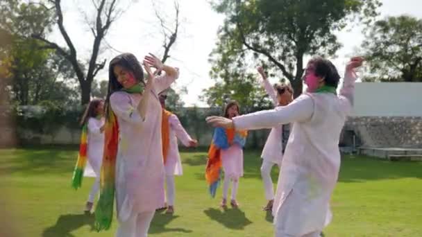 Индиец Бросает Розовый Цвет Свою Жену Вечеринке Холи — стоковое видео