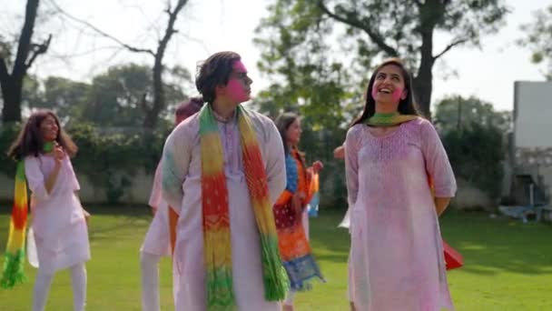 Indian Woman Giving Gist Her Husband Holi Party — Stock videók