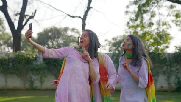 Индийские Друзья Щелкают Селфи Вечеринке Холи — стоковое видео
