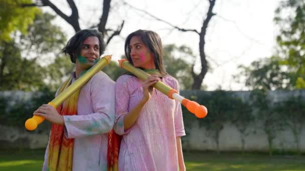 Симпатичная Индийская Пара Позирует Водяным Пистолетом Фестивале Холи — стоковое видео