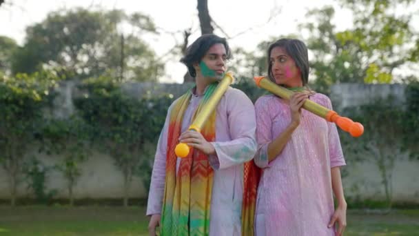 Индийская Пара Позирует Водяным Пистолетом Фестивале Холи — стоковое видео