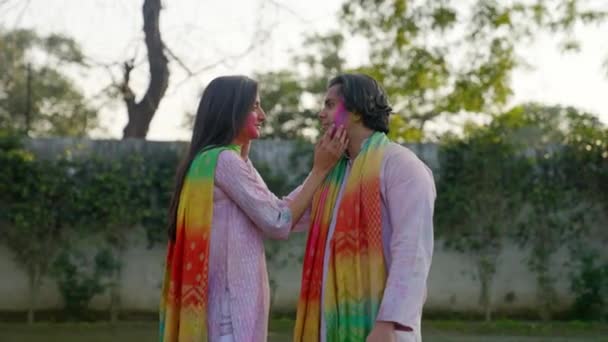 Индийская Пара Позирует Фестиваля Холи — стоковое видео
