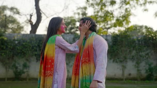 Индийская Пара Становится Романтичной Фестивале Холи — стоковое видео
