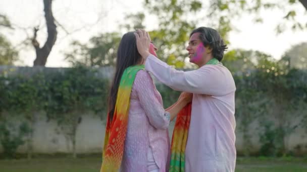 Индийская Пара Смеется Хихикает Фестивале Холи — стоковое видео