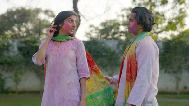 Indian Man Brings His Wife Close Him Holi Party — Vídeo de Stock
