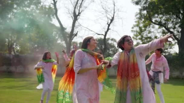 Ινδικό Ζευγάρι Χορεύει Ένα Πάρτι Του Χόλι — Αρχείο Βίντεο