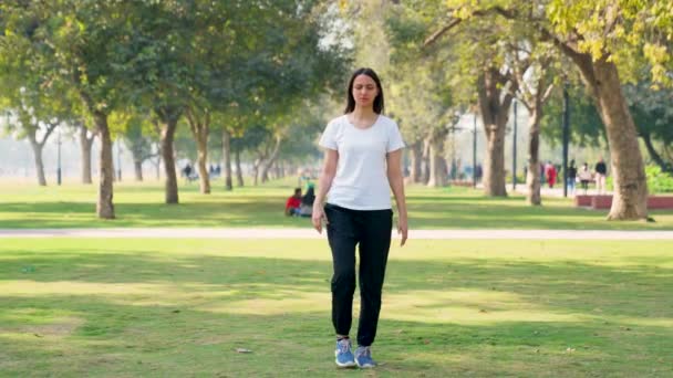 Indian Woman Doing Leg Stretch Park Morning — Stok Video