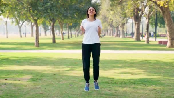 インド人の女の子は朝公園で運動をしている — ストック動画