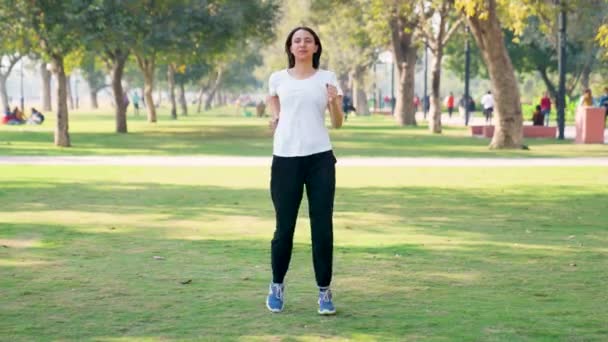 Indian Girl Jogging Exercises Park Morning — Stok Video