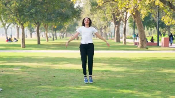 Ινδή Γυναίκα Κάνει Άλματα Βαλέδες Άσκηση Ένα Πάρκο Πρωί — Αρχείο Βίντεο