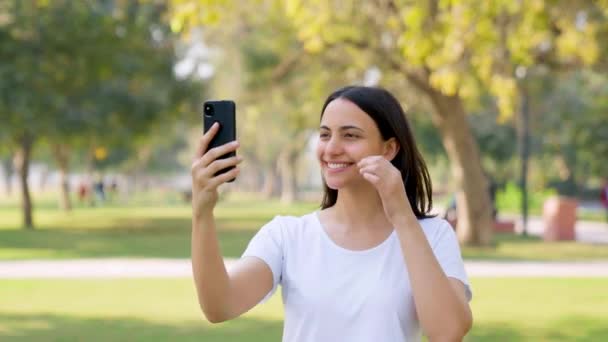 Indian Woman Clicking Selfies Photos While Doing Exercise Park Morning — Vídeo de stock