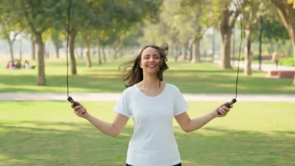 朝公園でロープを飛ばしてるインド人女性 — ストック動画