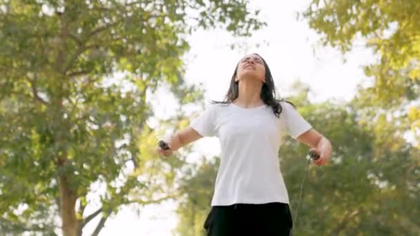 Indian Woman Gets Tired Skipping Rope Park Morning — Vídeos de Stock