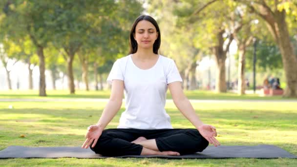 Індійська Дівчинка Медитує Довго Дихає Парку Вранці — стокове відео