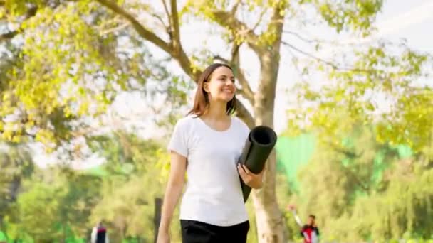Ινδή Γυναίκα Περπάτημα Στρώμα Γιόγκα Ένα Πάρκο Πρωί — Αρχείο Βίντεο