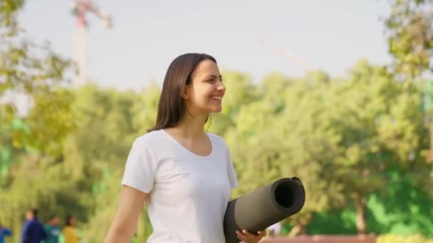 Gadis India Berjalan Dengan Tikar Yoga Taman Pagi Hari — Stok Video