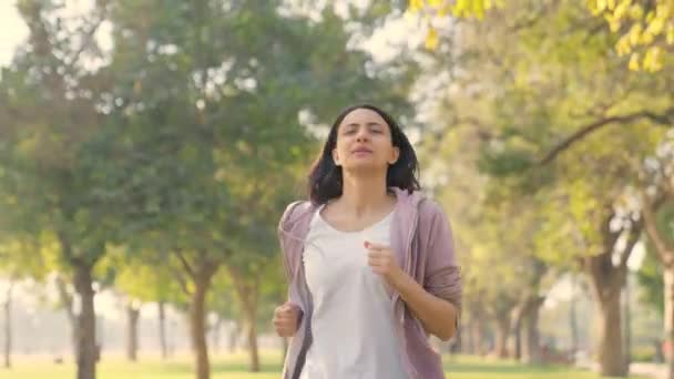 Індійська Жінка Біжить Займається Вправами Парку Вранці — стокове відео