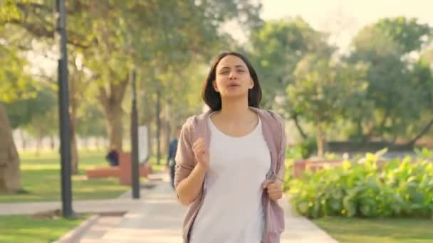 Indian Girl Running Park Morning Time — Wideo stockowe