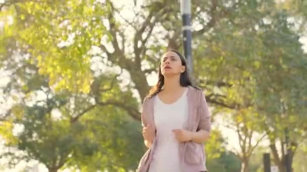 フィットインドの若い女性は 午前中に公園で実行している — ストック動画