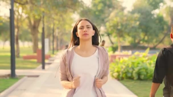 朝の公園を走って疲れたインド人の女の子 — ストック動画