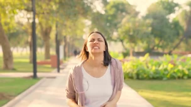 朝公園を走って疲れ切ったインドの若い女性 — ストック動画