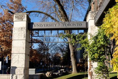Toronto, Kanada - 9 Kasım 2020: Toronto Üniversitesi tabelasını kapatın. Toronto Üniversitesi (İngilizce: University of Toronto) Toronto, Ontario, Kanada 'da bulunan bir devlet araştırma üniversitesidir.. 