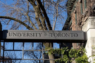 Toronto, Kanada - 26 Nisan 2023: Toronto Üniversitesi tabelasının kapanışı ilkbaharda Toronto şehir merkezinde. Toronto Üniversitesi (İngilizce: University of Toronto) bir devlet araştırma üniversitesidir. 