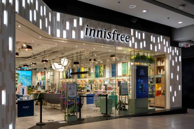 Toronto, Kanada - 9 Kasım 2020: Toronto, Kanada 'da bir Innisfree mağazası açıldı. Innisfree, Güney Koreli kozmetik markası.. 