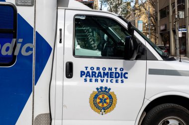 Toronto, Kanada - 9 Kasım 2020: Toronto 'da bir TPS ambulans aracı görüldü; Toronto Belediyesi Sağlık Hizmetleri (TPS) yasal acil servis sağlayıcısıdır.. 