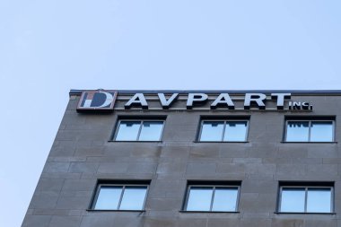 Toronto, Ontario, Kanada - 9 Kasım 2020 Toronto 'daki binada Davpart tabelası. Davpart Inc. tam hizmet veren bir emlak yatırımı ve emlak yönetimi şirketidir. 