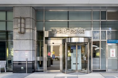 Toronto, Kanada - 28 Kasım 2020: Toronto, Kanada 'daki WSIB (İşyeri Güvenlik ve Sigorta Kurulu) merkezine giriş. WSIB, Ontario 'nun işyeri tazminat kuruludur.. 