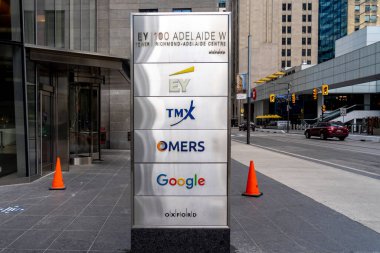 Toronto, Kanada - 14 Kasım 2020: Toronto şehir merkezindeki EY, TMX, Omers ve Google bürosunun girişinin önündeki tabela. 