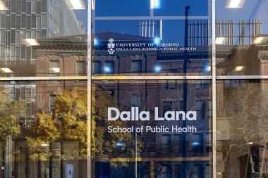 Toronto, Kanada-9 Kasım 2020: Toronto Üniversitesi 'nde Dalla Lana Halk Sağlığı Okulu için bir işaret Toronto, Kanada' da görüldü..