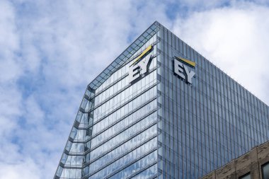Toronto, Kanada - 9 Kasım 2020 Toronto şehir merkezindeki EY Kulesi. Ernst and Young (EY) merkezi Londra 'da bulunan çok uluslu bir muhasebe firmasıdır.. 