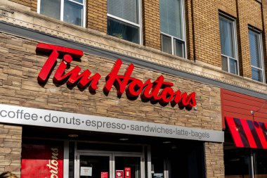 Toronto, Kanada - 20 Kasım 2020: Tim Hortons tabelasını kapatın. Tim Hortons, Kanada merkezli çok uluslu bir fast food restoranıdır.. 