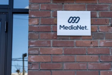 Toronto, Kanada - 14 Kasım 2020: Toronto, Kanada 'da duvarda MediaNet tabelası. MediaNet, Kanada 'nın bağımsız, tam hizmet veren dijital medya yatırım uygulaması.. 
