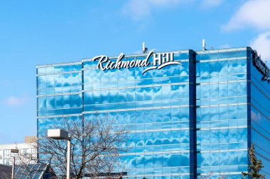 Richmond Hill, Ontario, Kanada - 16 Ocak 2021 Richmond Hill Belediye Binası. Richmond Hill, Kanada 'nın Ontario eyaletinde yer alan bir şehirdir.. 