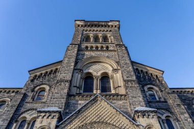Toronto, Kanada - 28 Kasım 2020: Toronto 'daki T St. George Üniversitesi Kampüsü Üniversite Binası. 1853 yılında kurulan Üniversite Kolej Binası, Ulusal Tarih Bölgesi olarak belirlendi.
