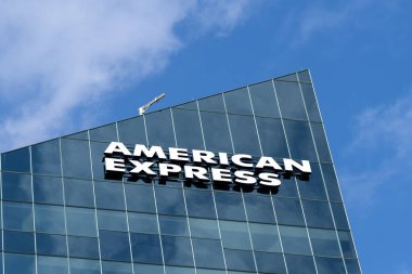 Toronto, On, Kanada - 31 Ekim 2020: Toronto 'daki binada American Express tabelası görülüyor. American Express Company, Amerikan çok uluslu finansal hizmet şirketidir..